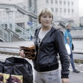 Arrêt en gare : vendeuses sur le quai (Russie).