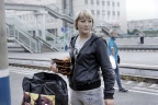 Arrêt en gare : vendeuses sur le quai (Russie).