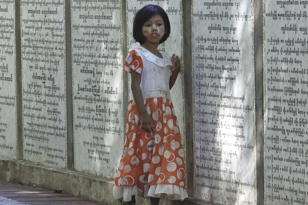 Petite fille près du monastère.