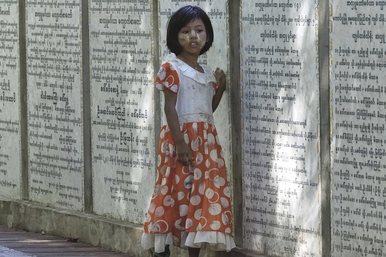 Petite fille près du monastère.