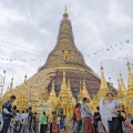 Birmanie : Rangoon, la pagode Shwedagon.