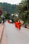 Luang Prabang : procession des moines.