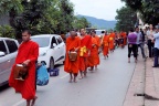 Luang Prabang : procession des moines.