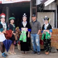 Marché à Phonsavan, jeunes femmes Hmong en habits de fêtes.