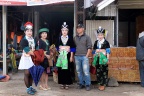 Marché à Phonsavan, jeunes femmes Hmong en habits de fêtes.