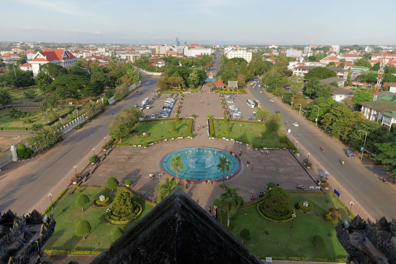 Vientiane, vue de terrasse de la porte de la victoire.