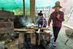 Autour de Battambang, fabrication des galettes de riz.