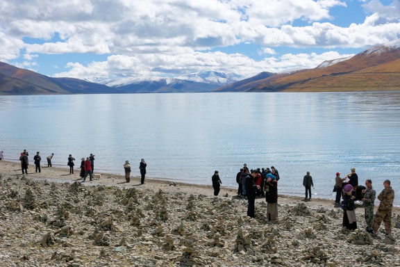 Tibétains près du Lac Yamzho Yumco.