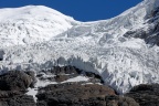 Le col du Karo-La (5 045m) au pied du mont Nin Chin Kan Cha 7 191m et de son glacier .