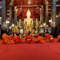Luang Prabang : prière du soir à Wat Sene.