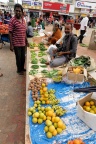 Mysore, Devaraja Market. Vendeurs de fruits et légumes.