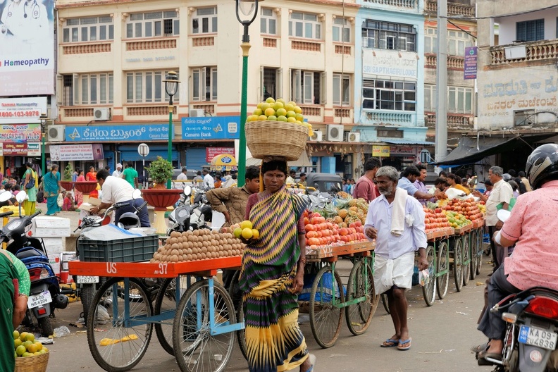 Mysore, Devaraja Market. Vendeurs de fruits et légumes.
