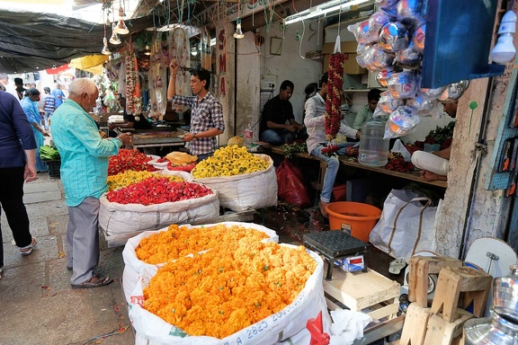 Mysore, Devaraja Market. Vendeurs de fleurs.