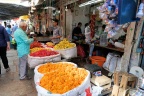 Mysore, Devaraja Market. Vendeurs de fleurs.