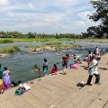 Sur les bord de la rivière Kaveri, les gents viennent prier pour les morts ou se purifier dans la rivière.
