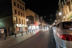 Dans les rues la nuit.