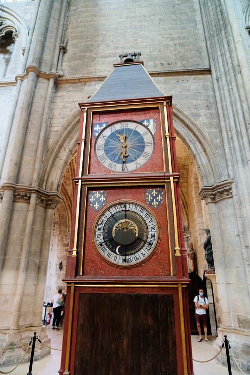 Cathédrale Saint Etienne. Horloge astrolnomique.