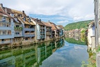 Ornan, maisons se refletant dans la Loue.